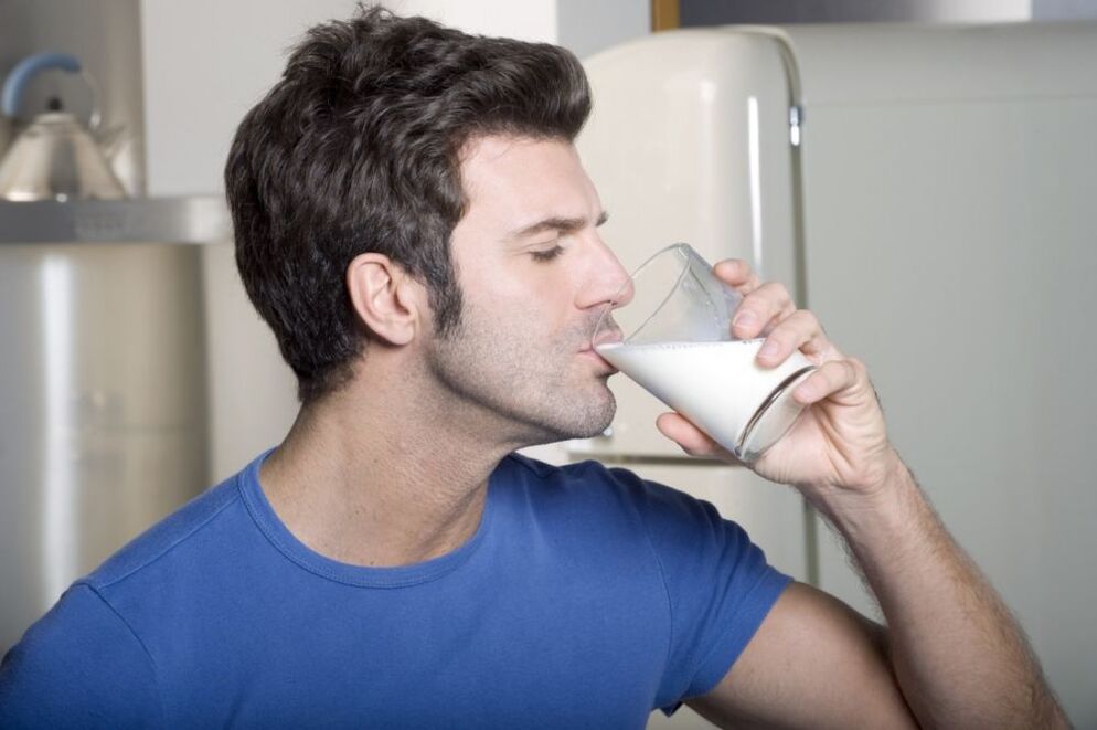 Seorang lelaki minum susu