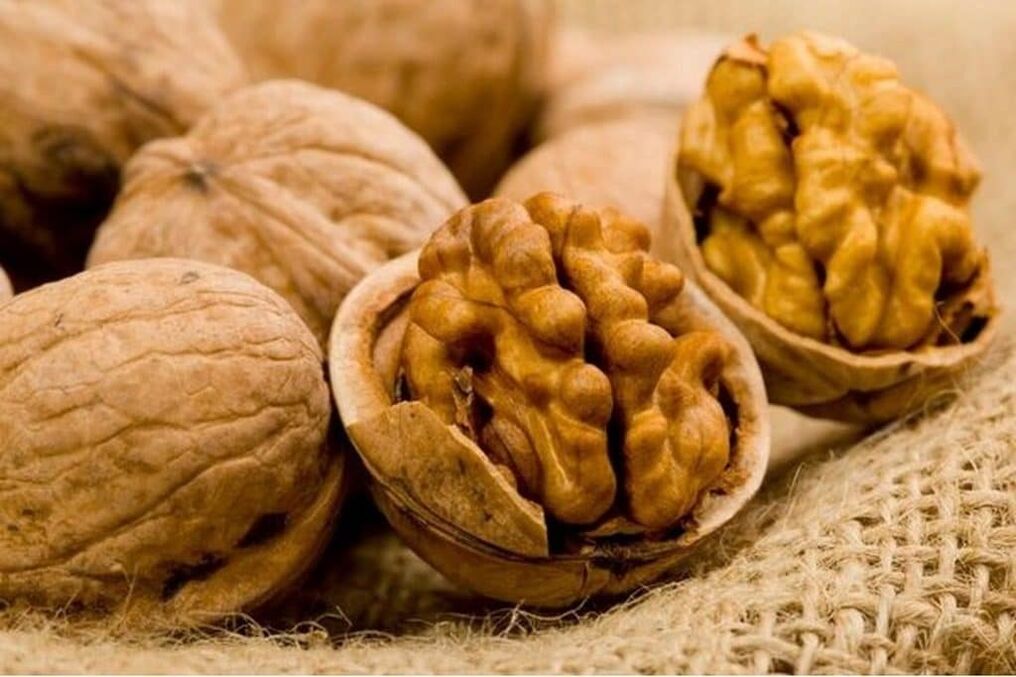Peneraju di antara kacang dari segi manfaat untuk lelaki adalah walnut.
